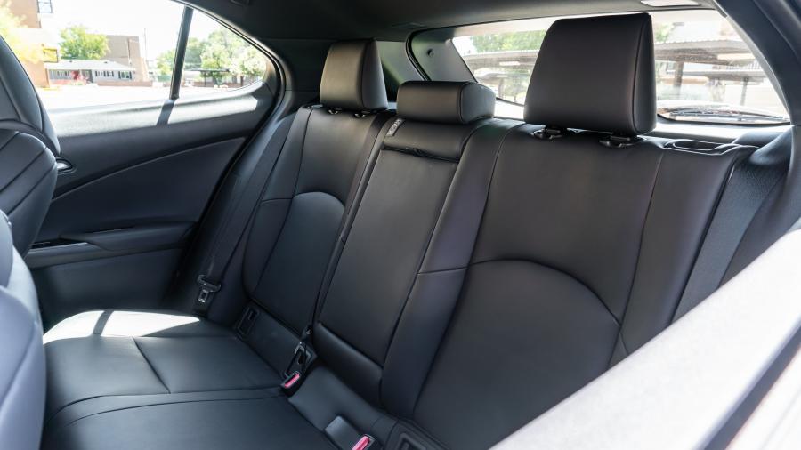 Интерьер Lexus UX250h F-Sport 2018 года  (NA) (фото 30 из 40)